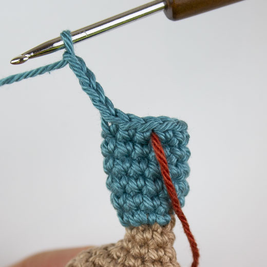 Luftmaschen häkeln, um Abstand zum zweiten Bein zu schaffen