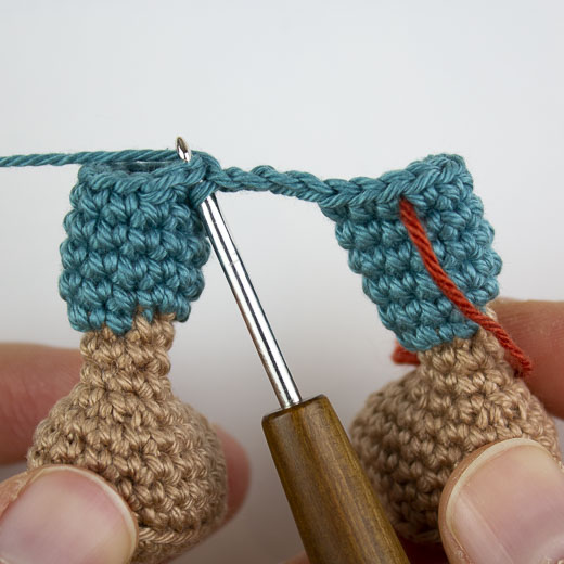 Beine mit Abstand zueinander verbinden