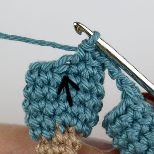 In der markierten Masche weiterhäkeln, um beide Beine miteinander zu verbinden