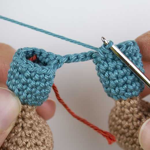 Beine mit einer Luftmaschenkette dazwischen zusammenhäkeln