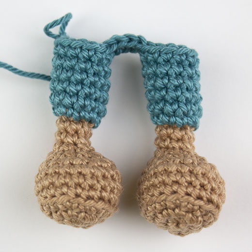 Beine zusammenhäkeln