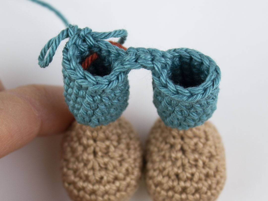 Beine mit Abstand zusammenhäkeln - Anleitung 