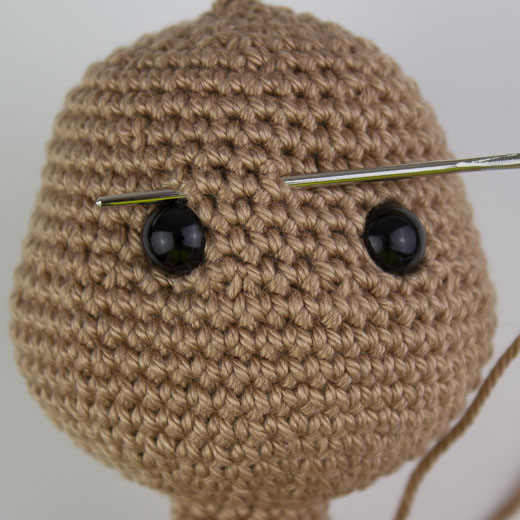 Bei Amigurumis und Häkeltieren Augen vertiefen und das Gesicht in Form bringen