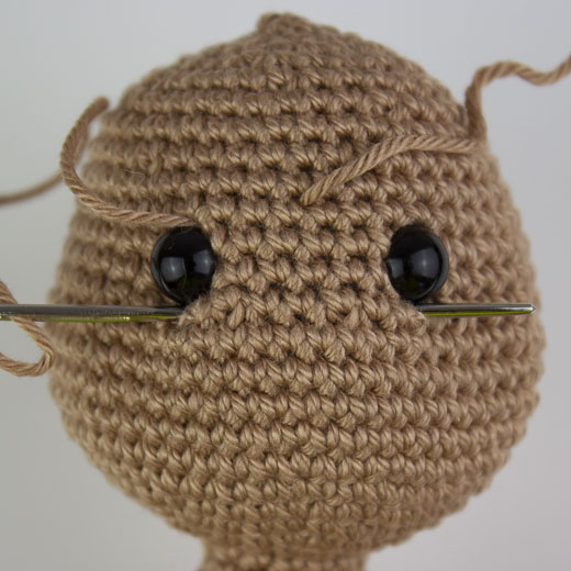 Bei Amigurumis und Häkeltieren Augen vertiefen und das Gesicht in Form bringen