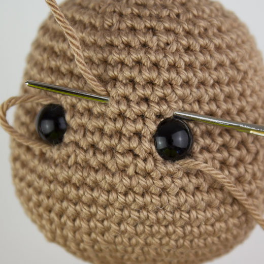 Bei Amigurumis und Häkeltieren Augen vertiefen und das Gesicht in Form bringen