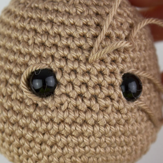 Fäden um die Augen legen, dass sie damit später vertieft werden können