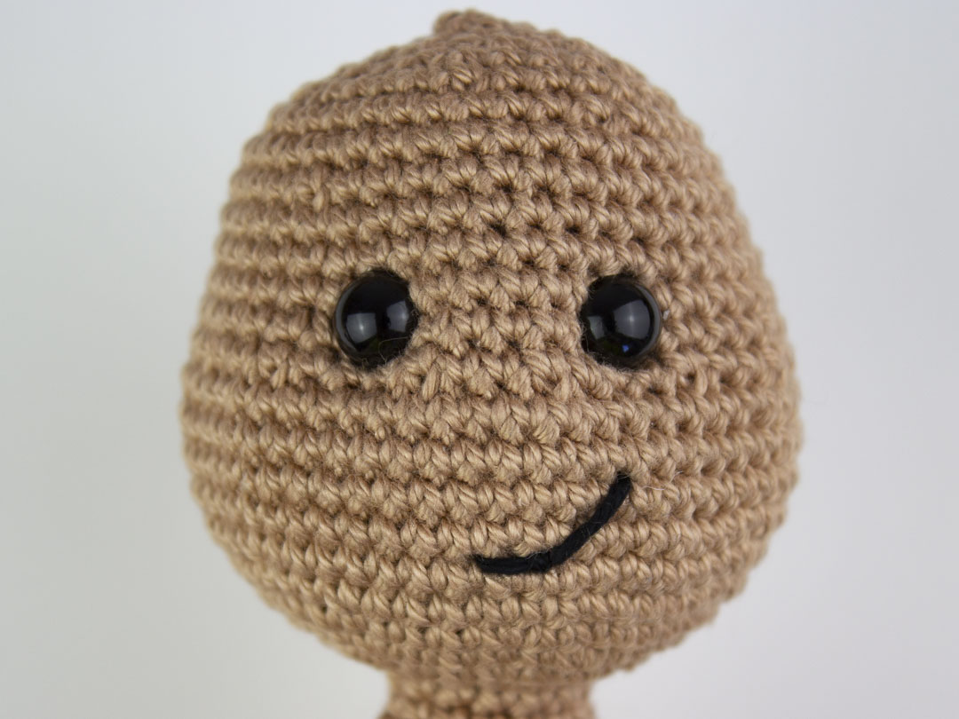 Mund aufsticken bei Amigurumis und Häkeltieren - hier am Beispiel von meiner Anleitung Wummel