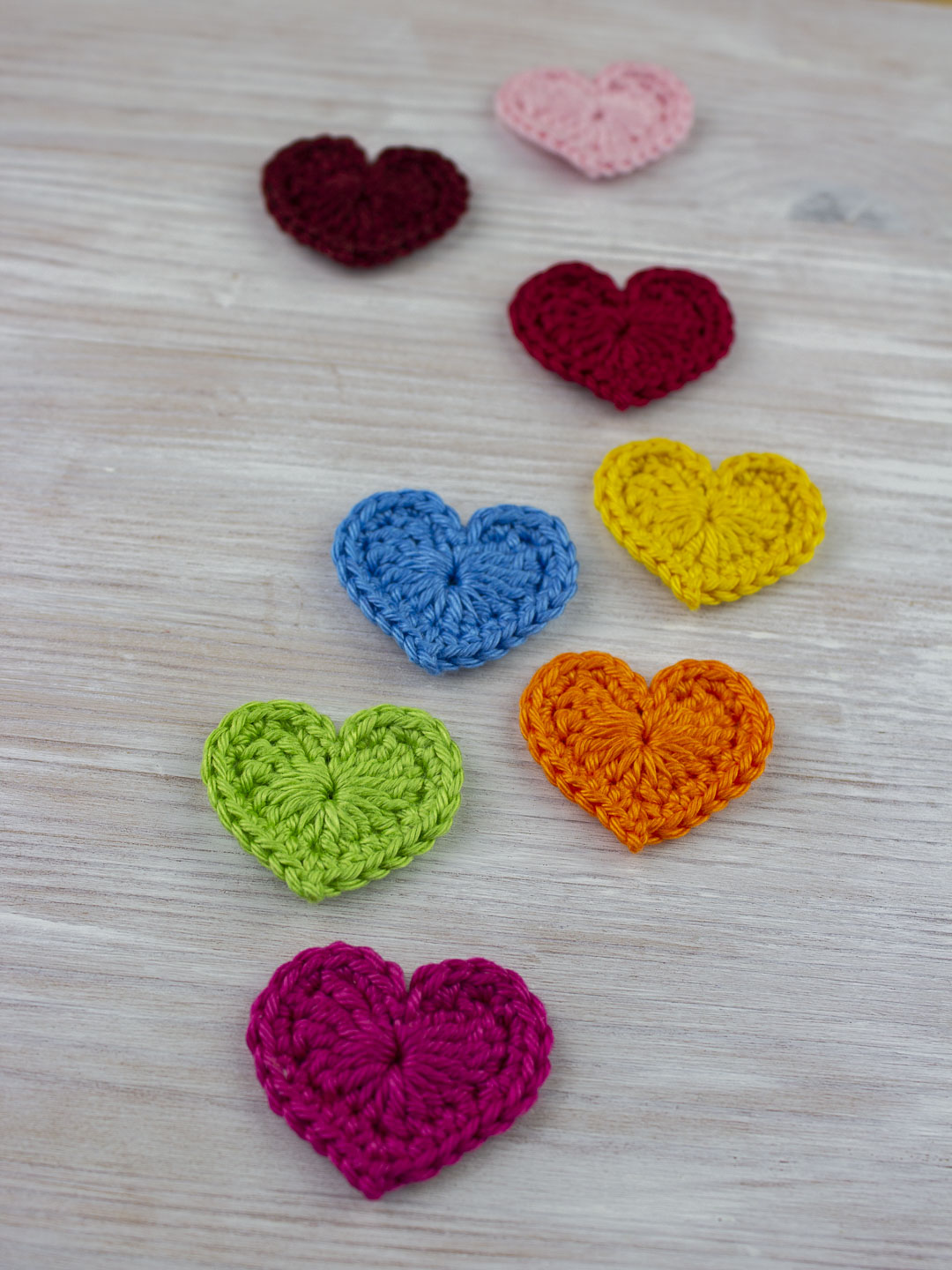 kleine bunte Herzen als Geschenk, Schlüsselanhänger oder Glücksbringer