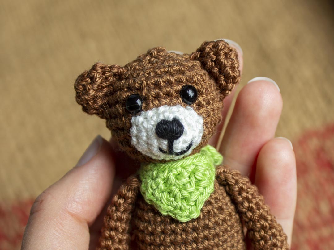 Kleines Amigurumi Bärchen mit Halstuch