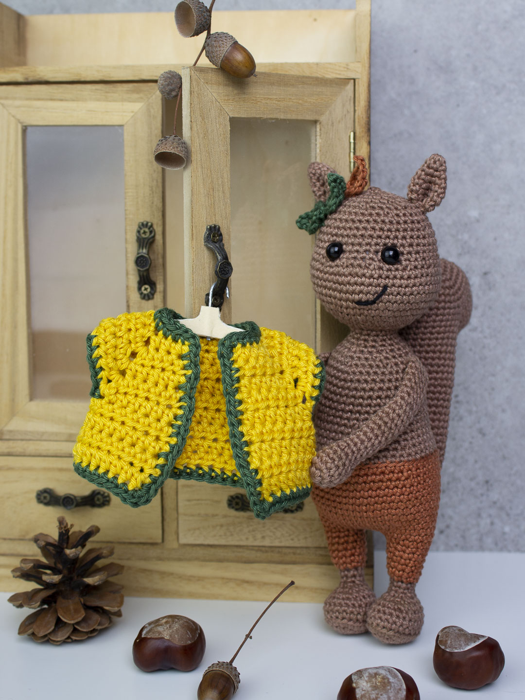 Herbst-Wummel mit seiner gehäkelten Jacke für Amigurumis