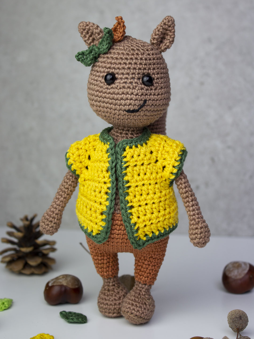 Jacke für Amigurumis häkeln - Häkelanleitung von CaroKunterbunt - Herbst-Wummel als Model