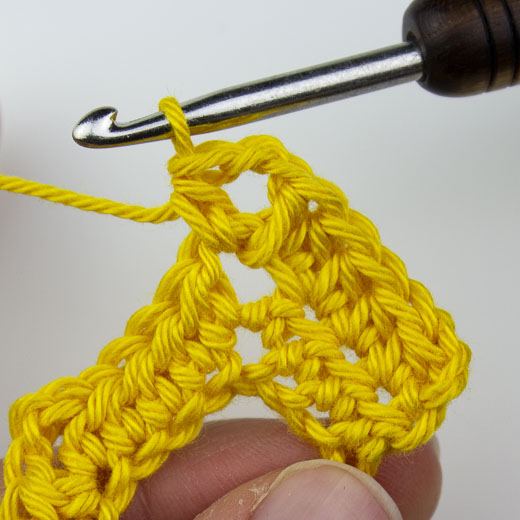 Für eine Ecke 2 halbe Stäbchen und 2 Luftmaschen dazwischen häkeln