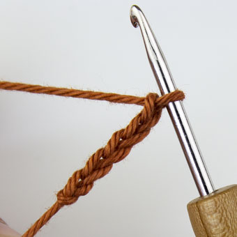 Luftmaschenkette häkeln, um mit dem Blatt zu starten