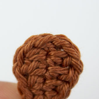 Das Blatt beenden und den Faden unsichtbar vernähen