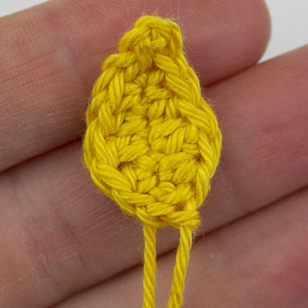 Das Blatt so häkeln, dass Anfangs- und Endfaden zum Vernähen dranbleibt