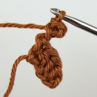 die Spitze des Blattes häkeln