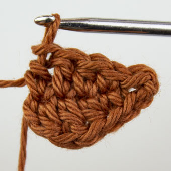 Stächen und halbe Stäbchen häkeln, um dem Blatt eine bauchige Form zu geben