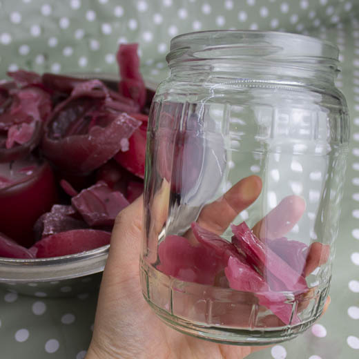 alte Kerzen zerkleinern und in ein Glas füllen