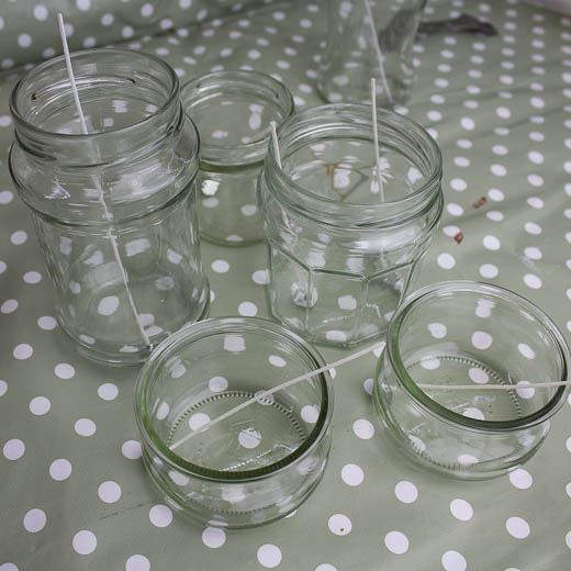 Gläser mit Docht vorbereiten