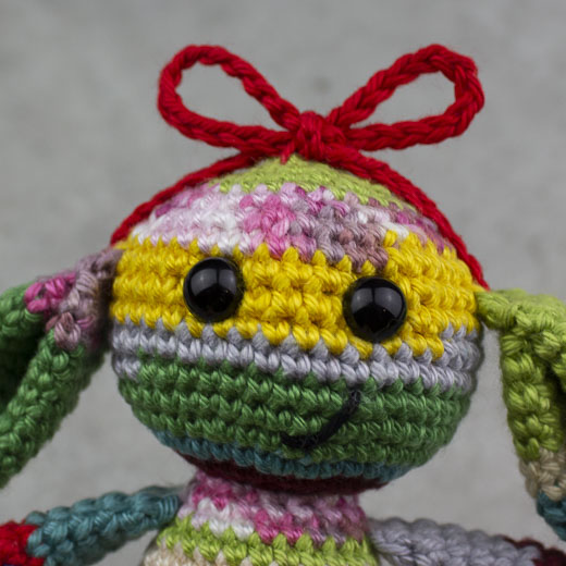 Amigurumi fertigstellen, Schleife am Kopf annähen