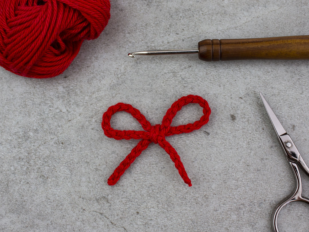 Schleife aus Luftmaschenkette - einfaches Häkelaccessoire und Deko