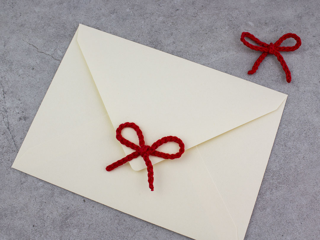 Schleife aus Luftmaschen als Deko verwenden