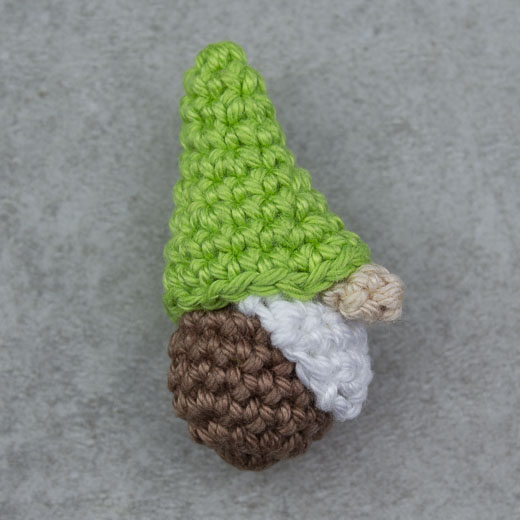Mini Wichtel als Magnet häkeln - Häkelanleitung von CaroKunterbunt