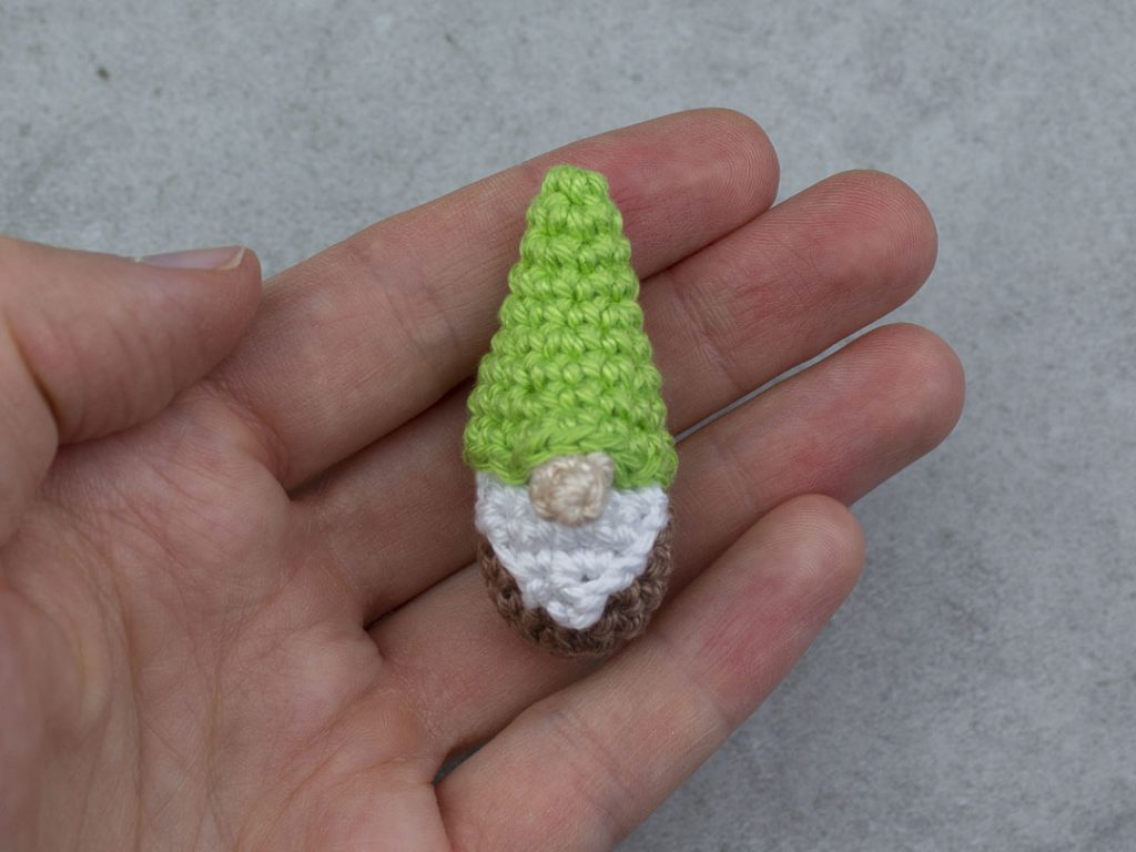 Mini Wichtel als Magnet häkeln - Häkelanleitung von CaroKunterbunt
