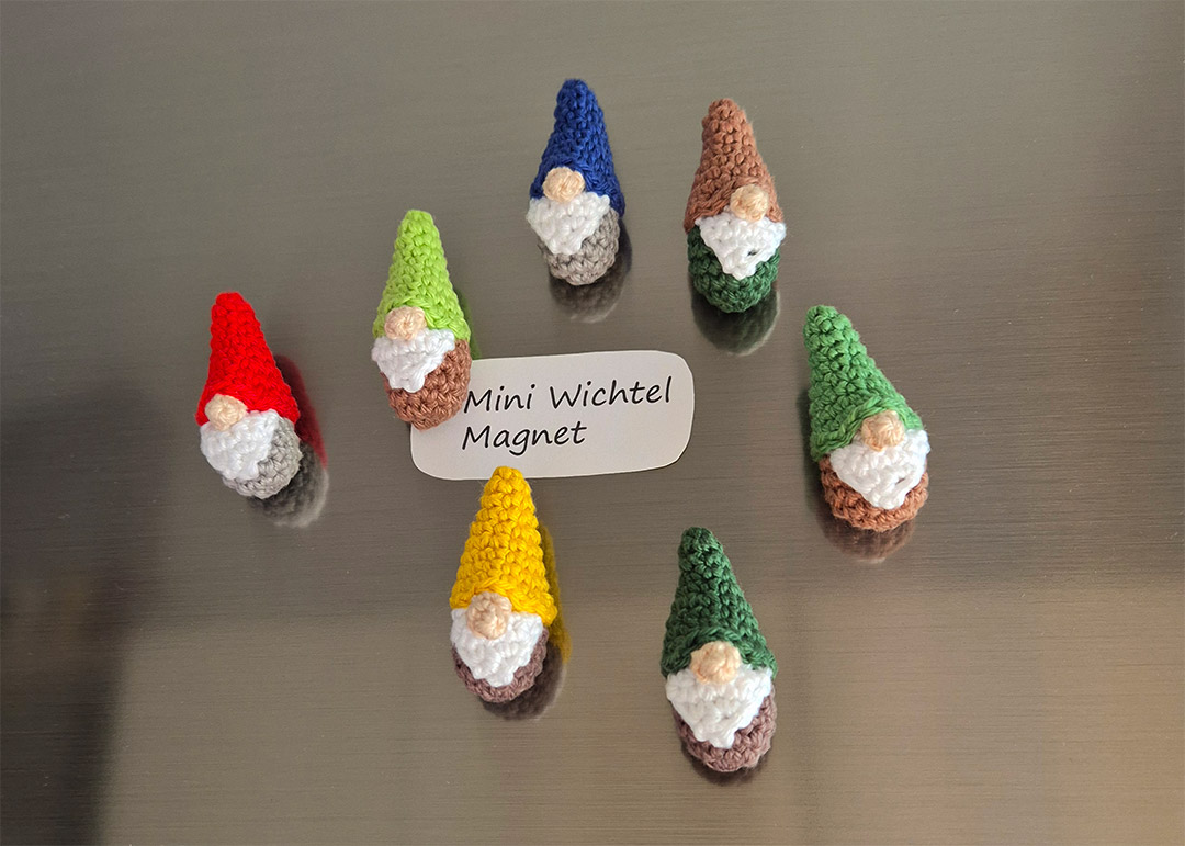 Mini Wichtel als Magnet häkeln - Häkelanleitung von CaroKunterbunt