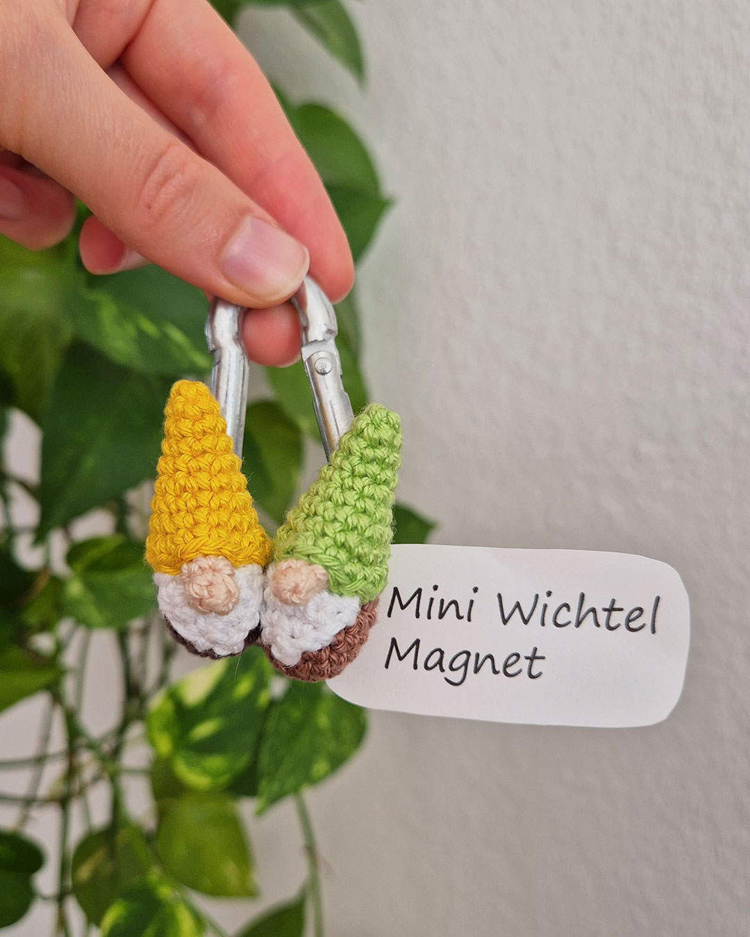 Mini Wichtel als Magnet häkeln - Häkelanleitung von CaroKunterbunt